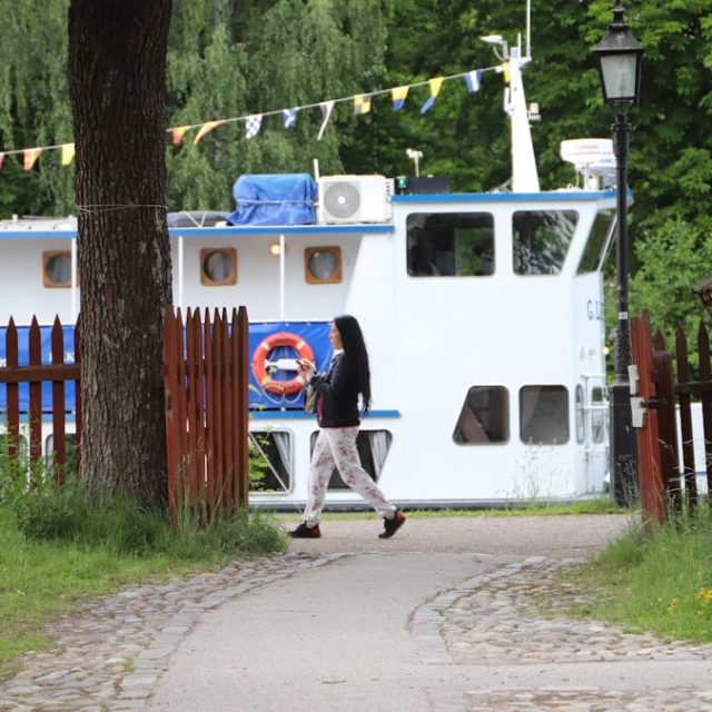 The ship Gustaf Lagerbjielke on the river Svartån passes Wadköping